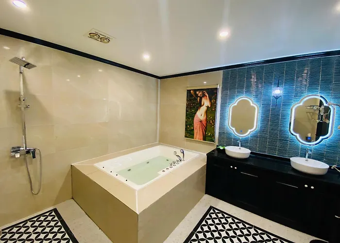 The Bamboo Palace & Residences Khách sạn